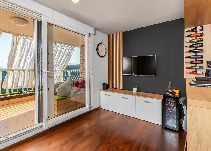 Apartment Lucky Home דירה רייקה